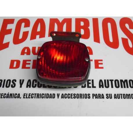PILOTO NIEBLA TRASERO CON SOPORTEE UNIVERSAL CON ALGUNA RALLADIRA EN LA TULIPA DE ALMACENAMIENTO