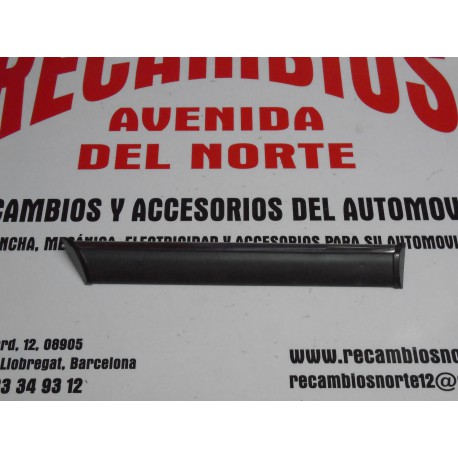 MOLDURA ALETA TRASERA DERECHA CON TORNILLO RENAULT 12 TS GTL
