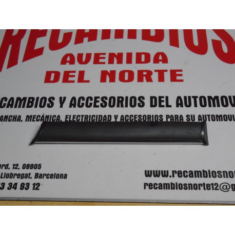 MOLDURA TRASERA IZQUIERDA CON TORNILLO RENAULT 12 TS Y GTL