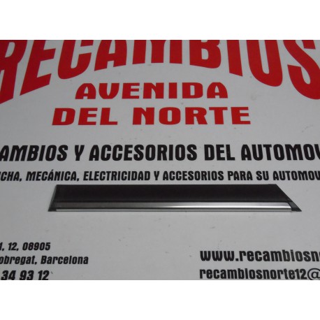 MOLDURA ALETA TRASERA DERECHA CON GRAPAS RENAULT 12 TS Y GTL