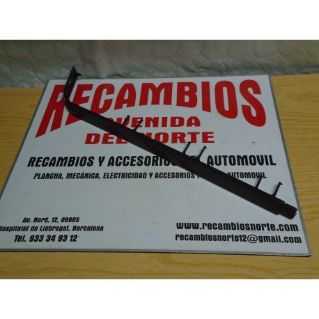 MOLDURA BAJO FARO DELANTERO DERECHO RENAULT 9 Y 11 REF ORG, 7700773689