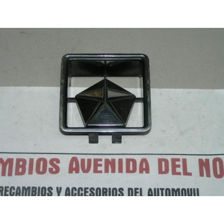 ANAGRAMA DELANTERO CHRYSLER 150
